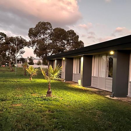 Happy Wanderer Motel Lake Boga On The Lake With Lake Views Exterior photo