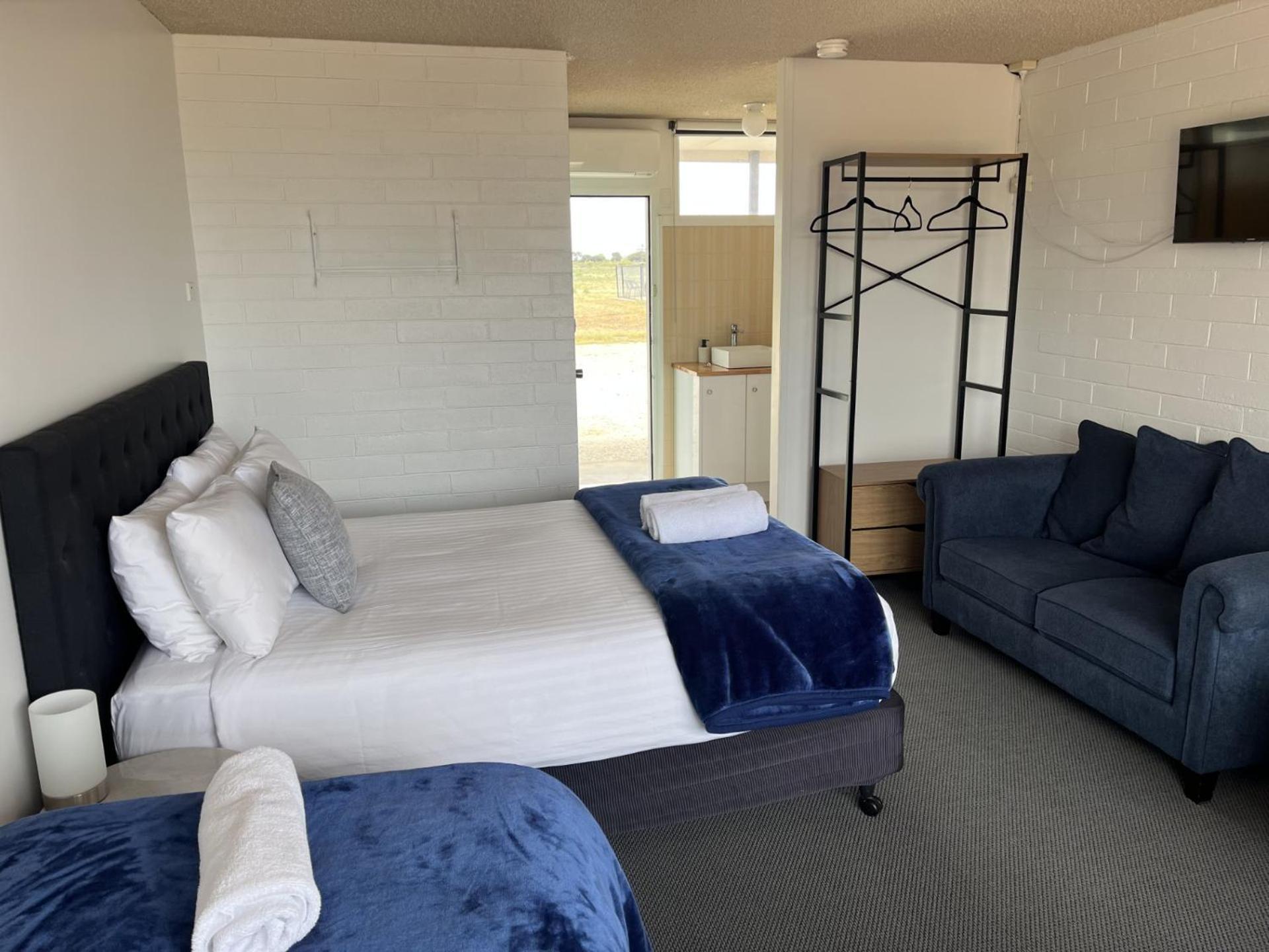 Happy Wanderer Motel Lake Boga On The Lake With Lake Views Exterior photo